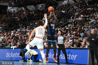 球权拱手相 球权拱手相