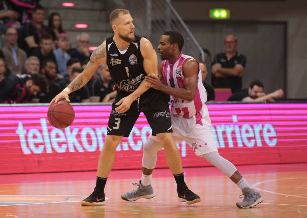 于通过中场 于通过中场